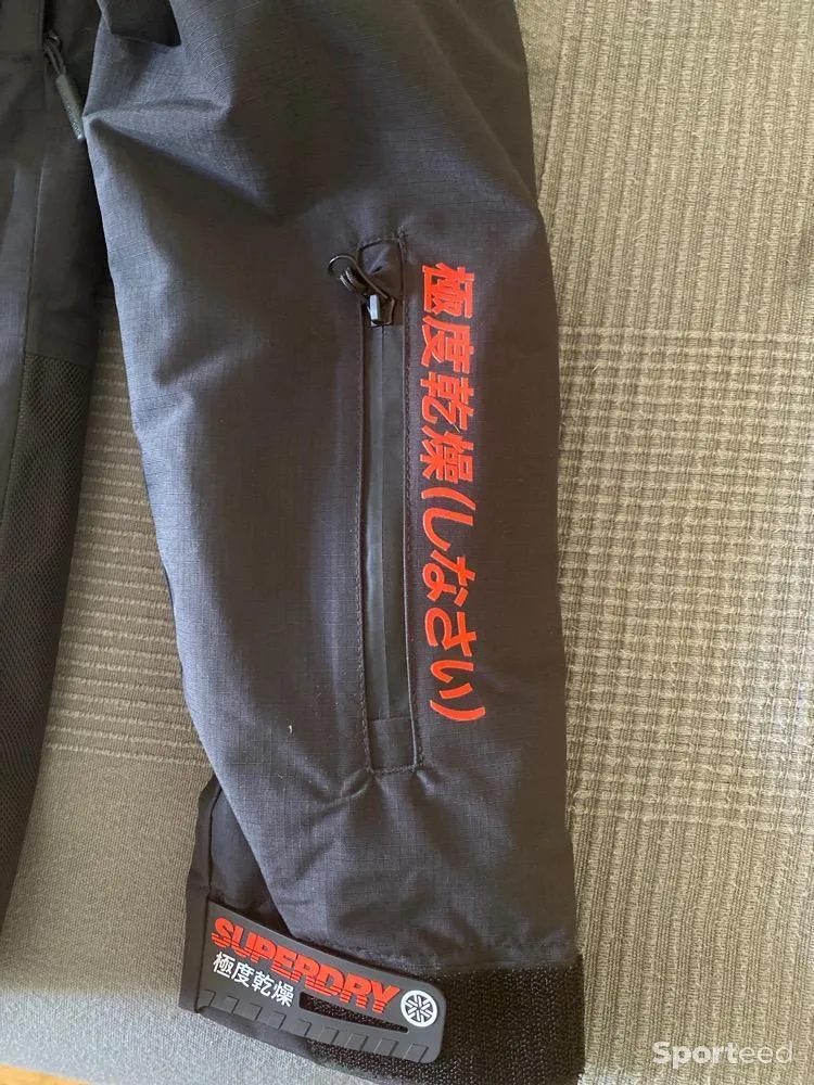 Blouson de ski Super Dry neuf Ajouté le : 21/11/2021