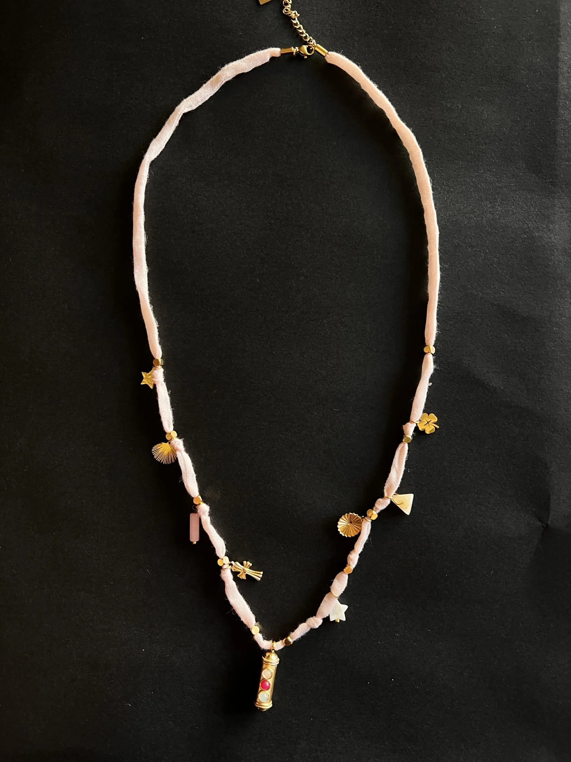 Collier breloque rose pale | Concept Store En Ligne | Jade & Lisa