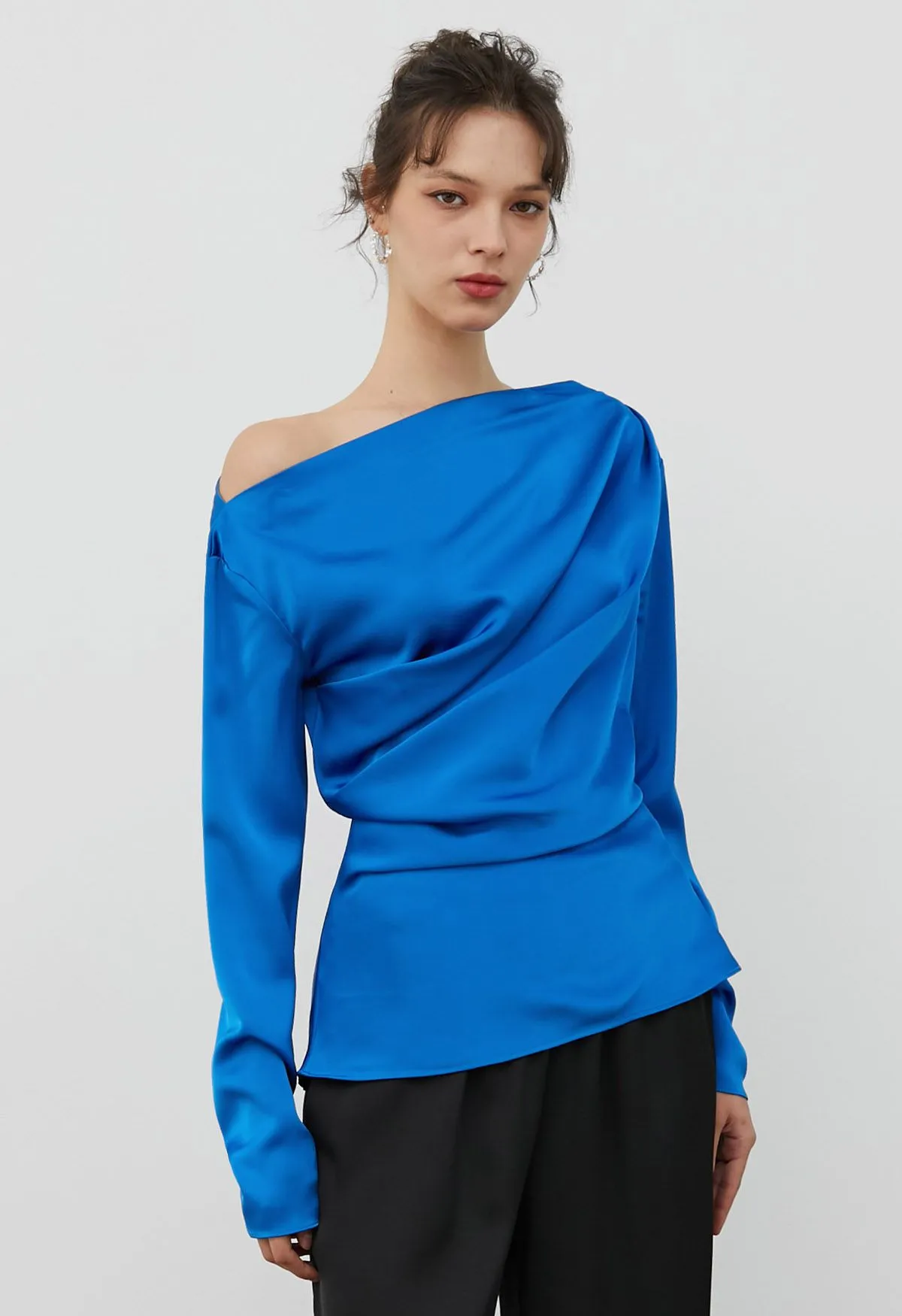 Haut asymétrique froncé à manches longues en satin en bleu