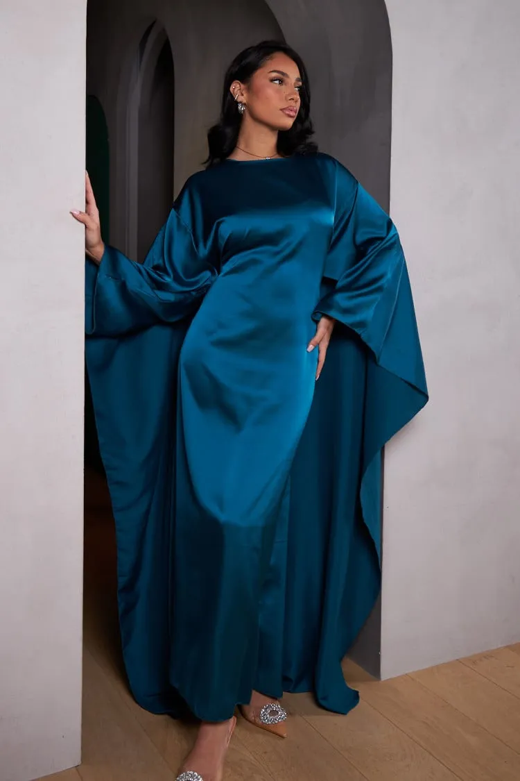 Robe ample ceinturée et satinée bleue avec empiècement cape