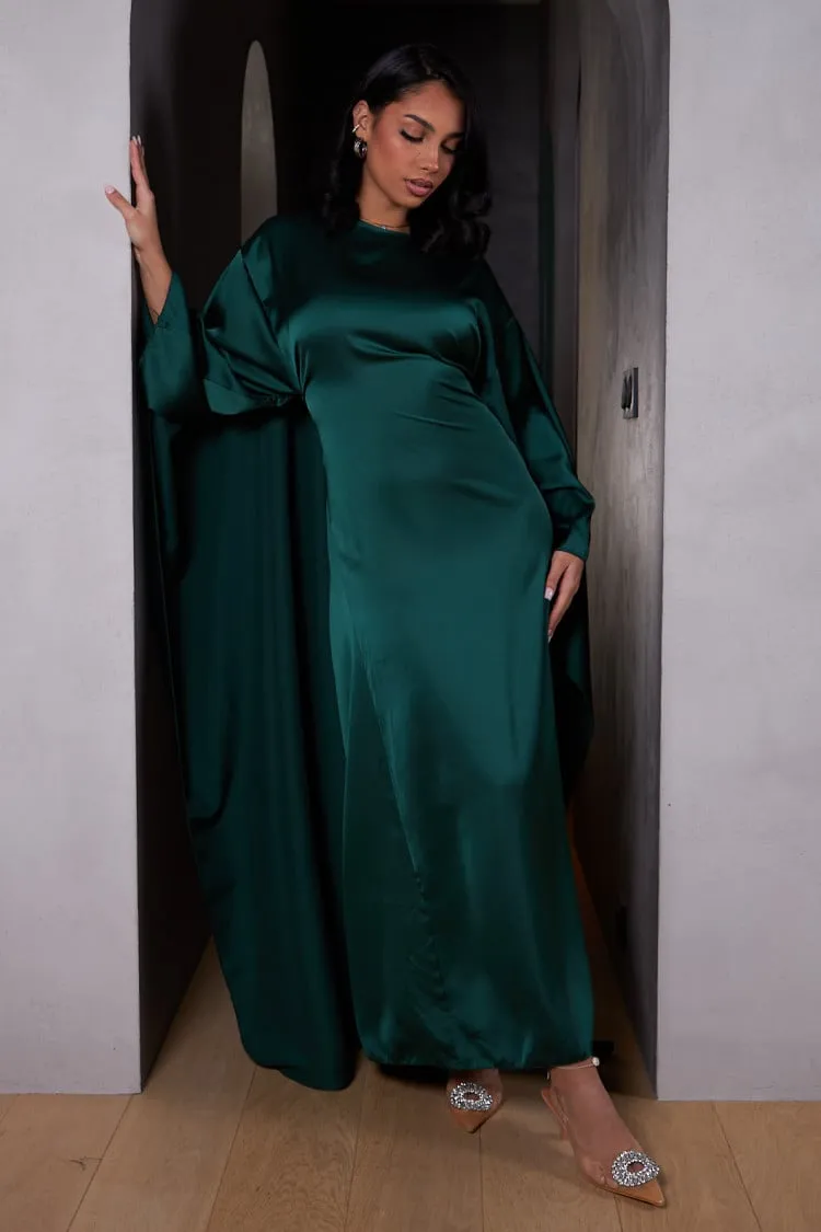 Robe ample ceinturée et satinée verte avec empiècement cape