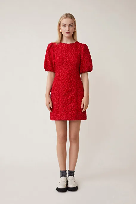 Robe courte dos nu unie en jacquard rouge